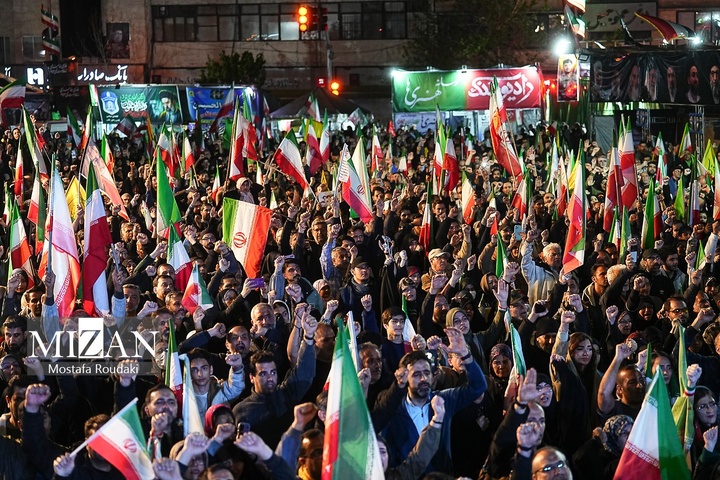 اجتماع شبانه مردم در میدان انقلاب