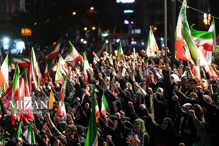 اجتماع شبانه مردم در میدان انقلاب