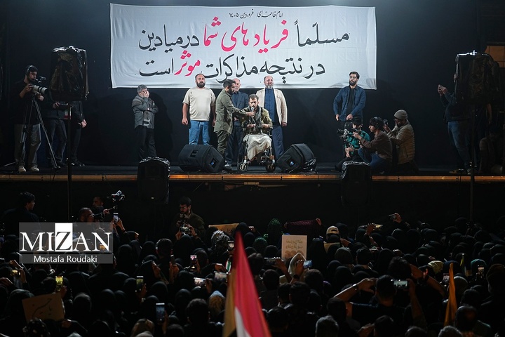 اجتماع شبانه مردم در میدان انقلاب