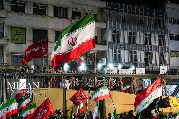 اجتماع شبانه مردم در میدان انقلاب