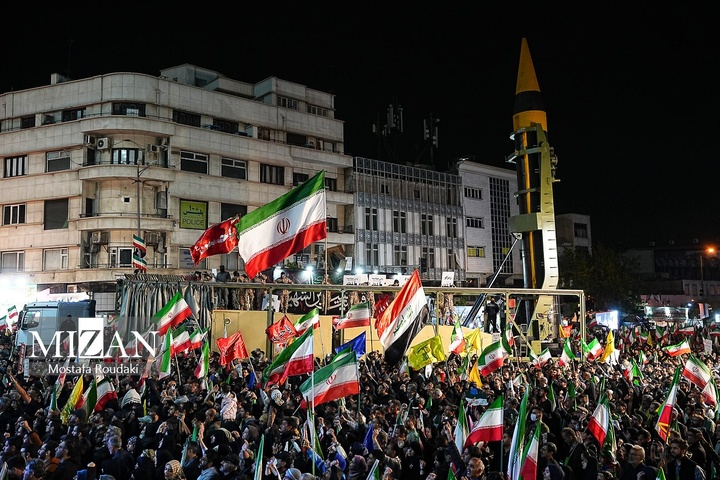 اجتماع شبانه مردم در میدان انقلاب