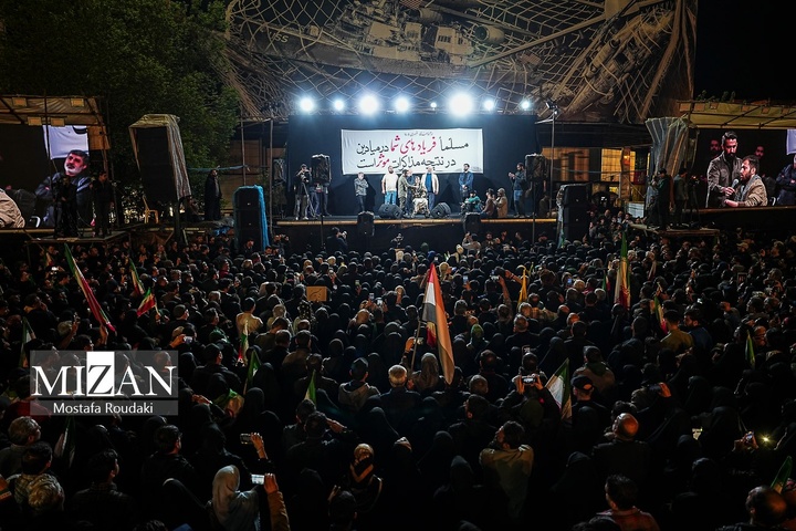 اجتماع شبانه مردم در میدان انقلاب