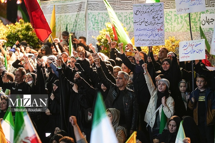 اجتماع شبانه مردم در میدان انقلاب