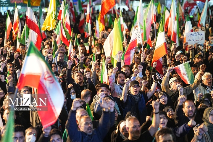 اجتماع شبانه مردم در میدان انقلاب