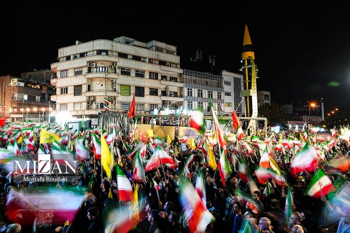 اجتماع شبانه مردم در میدان انقلاب