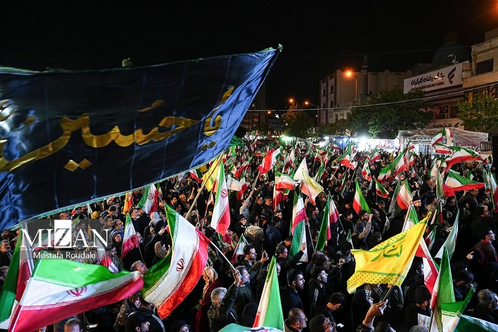 اجتماع شبانه مردم در میدان انقلاب