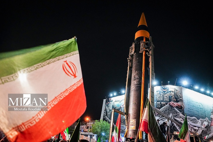 اجتماع شبانه مردم در میدان انقلاب