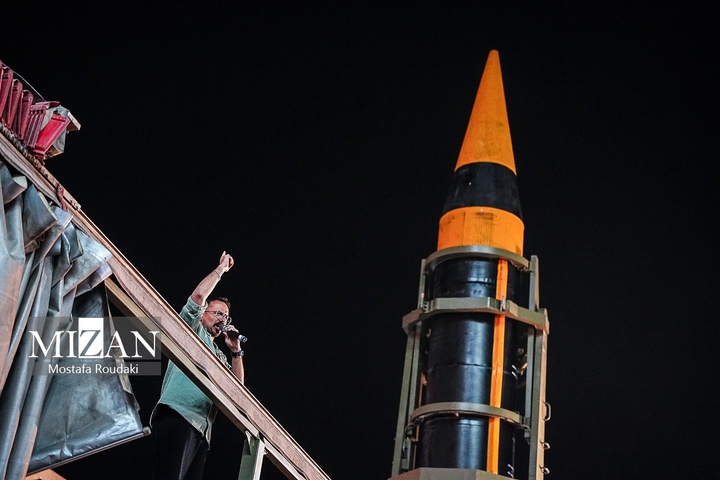 اجتماع شبانه مردم در میدان انقلاب