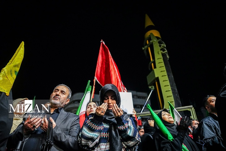 اجتماع شبانه مردم در میدان انقلاب