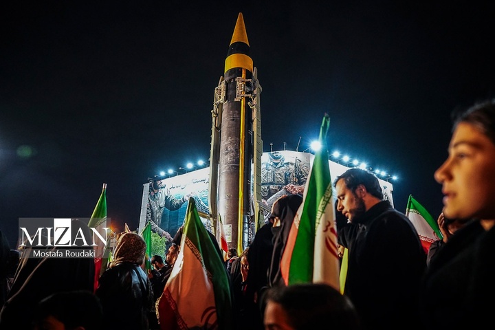 اجتماع شبانه مردم در میدان انقلاب