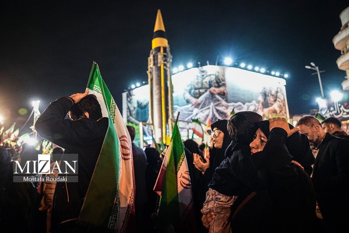 اجتماع شبانه مردم در میدان انقلاب