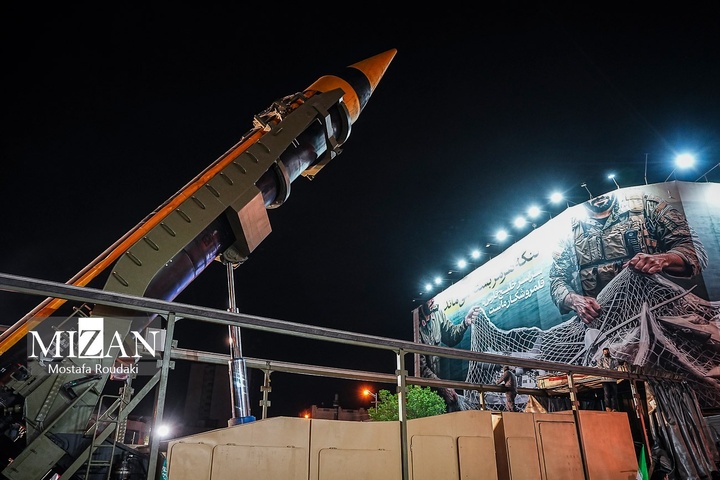 اجتماع شبانه مردم در میدان انقلاب