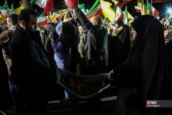 اجتماع شبانه مردم در حمایت از مدافعان وطن / میدان ونک