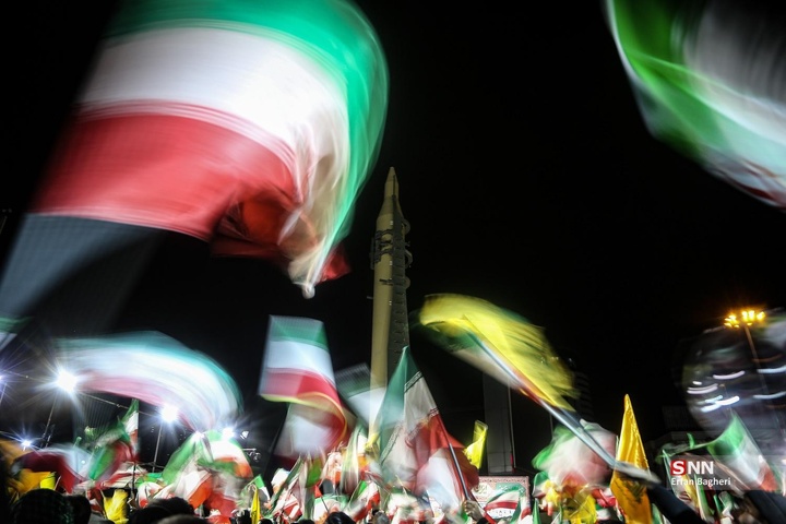 اجتماع شبانه مردم در حمایت از مدافعان وطن / میدان ونک