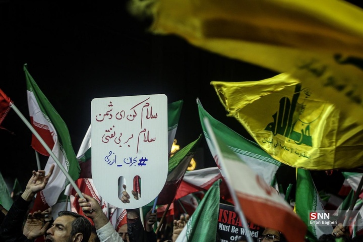 اجتماع شبانه مردم در حمایت از مدافعان وطن / میدان ونک