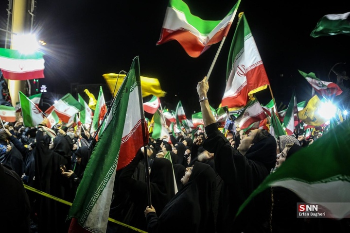 اجتماع شبانه مردم در حمایت از مدافعان وطن / میدان ونک