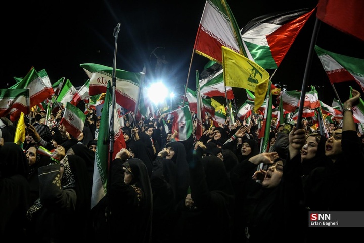 اجتماع شبانه مردم در حمایت از مدافعان وطن / میدان ونک