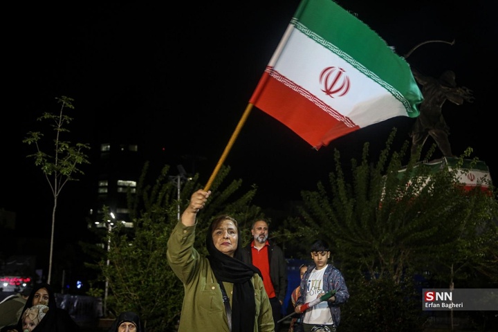 اجتماع شبانه مردم در حمایت از مدافعان وطن / میدان ونک