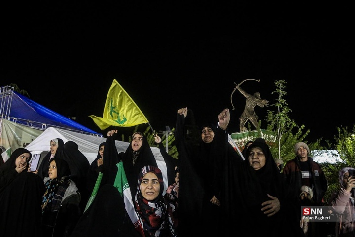 اجتماع شبانه مردم در حمایت از مدافعان وطن / میدان ونک