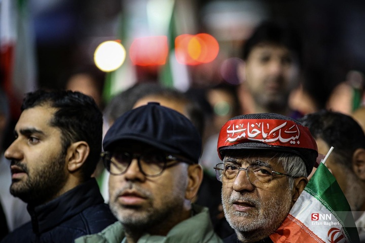 اجتماع شبانه مردم در حمایت از مدافعان وطن / میدان ونک