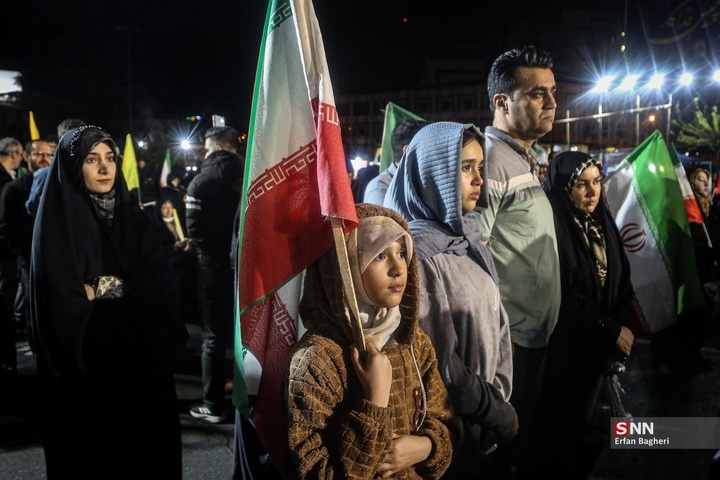 اجتماع شبانه مردم در حمایت از مدافعان وطن / میدان ونک