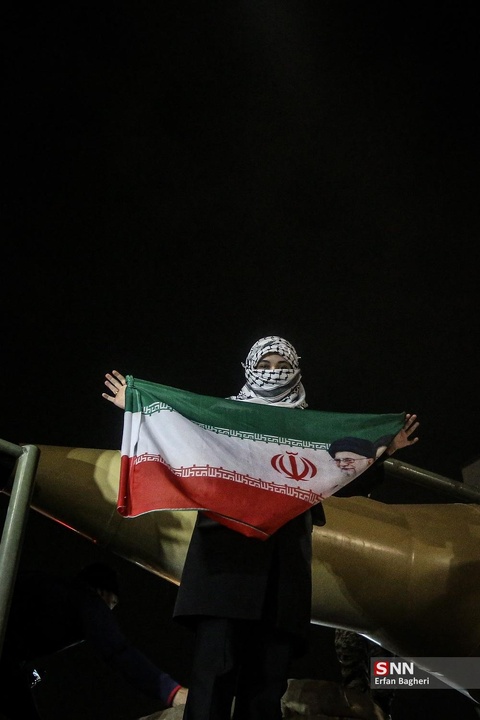 اجتماع شبانه مردم در حمایت از مدافعان وطن / میدان ونک