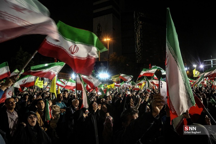 اجتماع شبانه مردم در حمایت از مدافعان وطن / میدان ونک