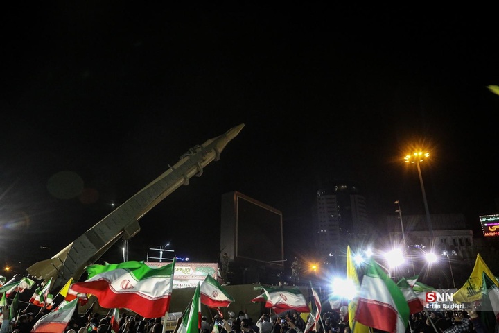 اجتماع شبانه مردم در حمایت از مدافعان وطن / میدان ونک