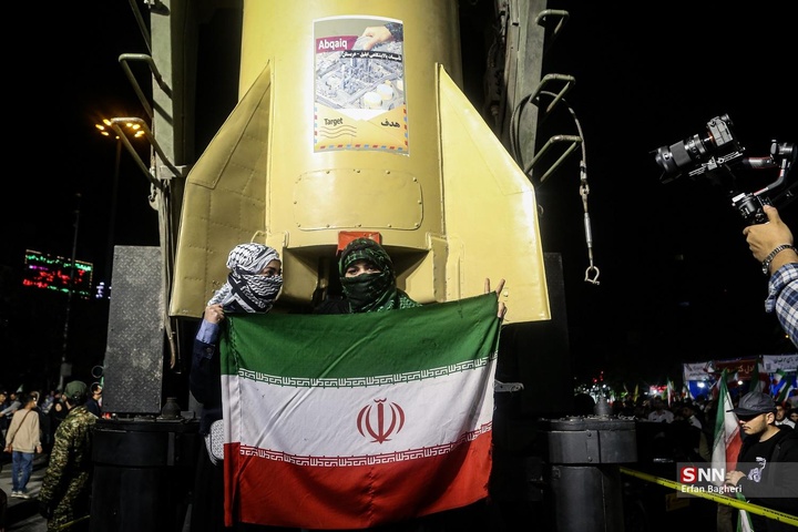 اجتماع شبانه مردم در حمایت از مدافعان وطن / میدان ونک