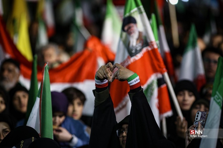 اجتماع شبانه مردم در حمایت از مدافعان وطن / میدان ونک