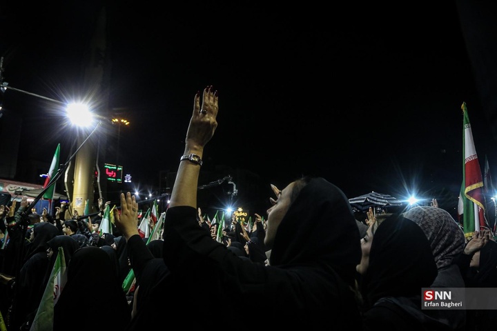 اجتماع شبانه مردم در حمایت از مدافعان وطن / میدان ونک