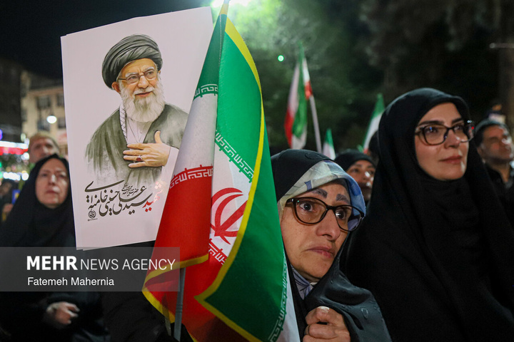 اجتماع حمایت از رزمندگان در مقابله با دشمن آمریکایی - صهیونی