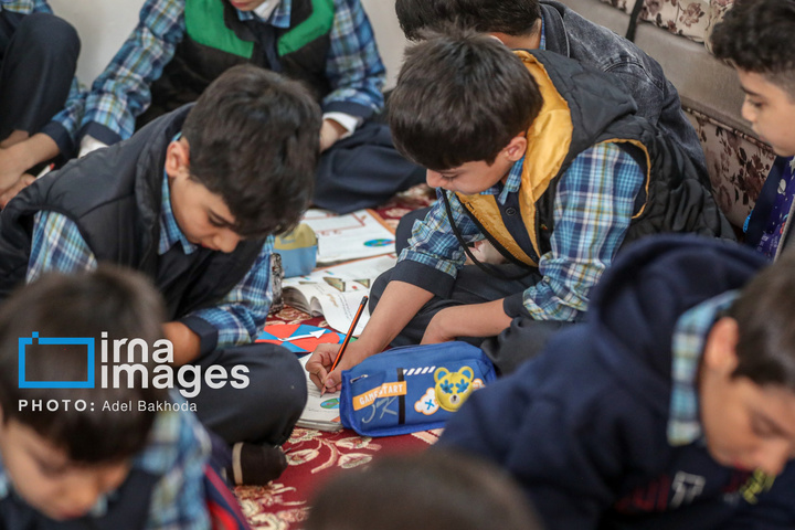 چراغ مدرسه در خانه روشن است