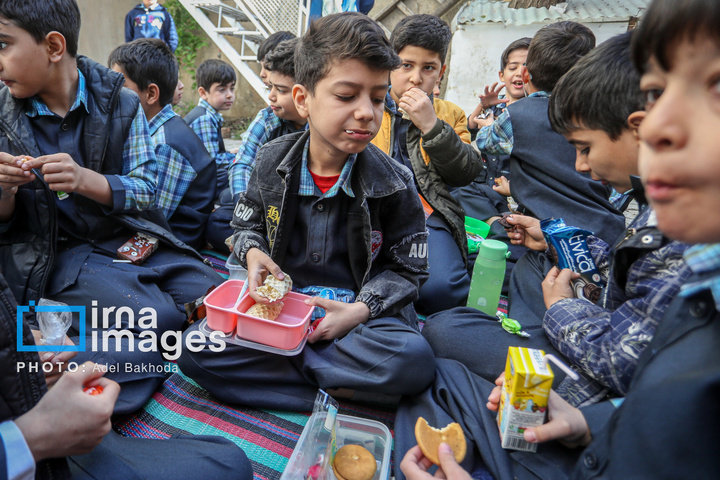 چراغ مدرسه در خانه روشن است