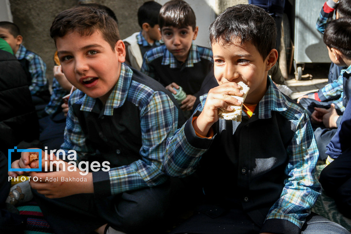 چراغ مدرسه در خانه روشن است