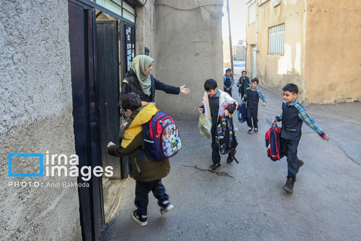 چراغ مدرسه در خانه روشن است