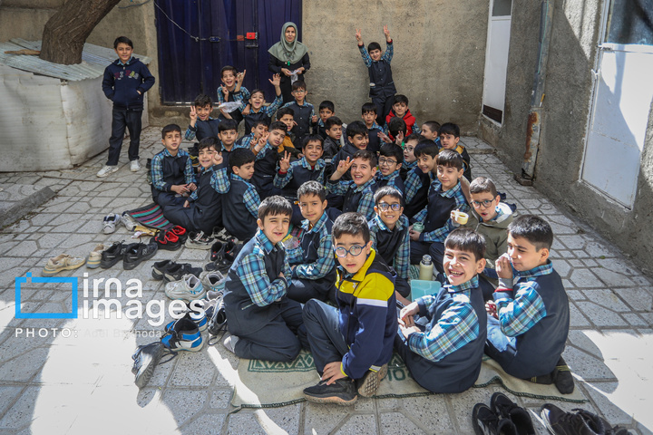 چراغ مدرسه در خانه روشن است