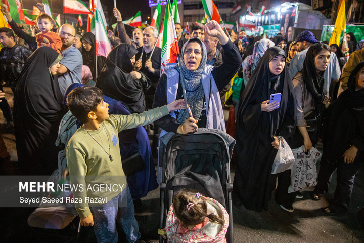 اجتماع حمایت از رزمندگان در مقابله با دشمن آمریکایی - صهیونی