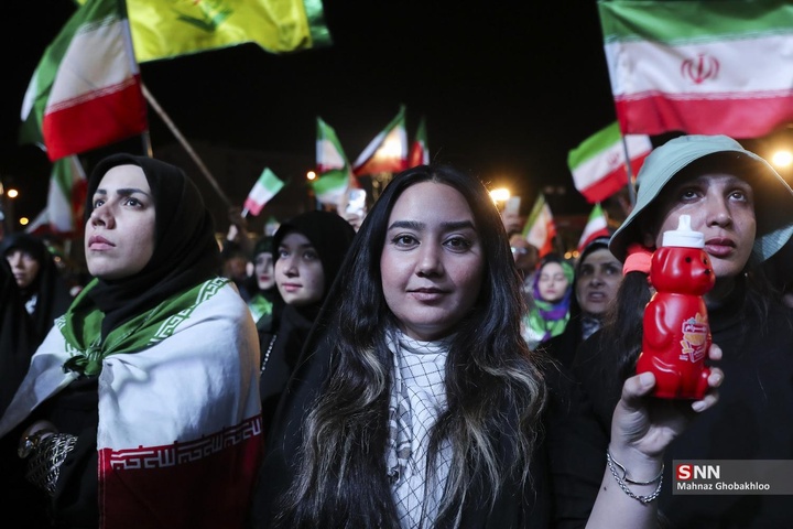 اجتماع شبانه مردم در حمایت از مدافعان وطن / میدان انقلاب اسلامی