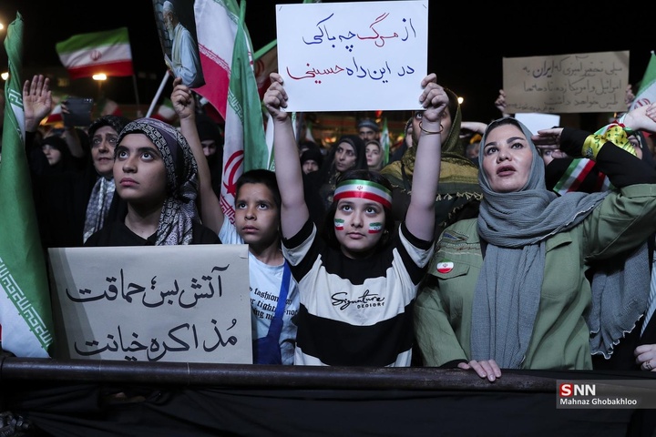 اجتماع شبانه مردم در حمایت از مدافعان وطن / میدان انقلاب اسلامی