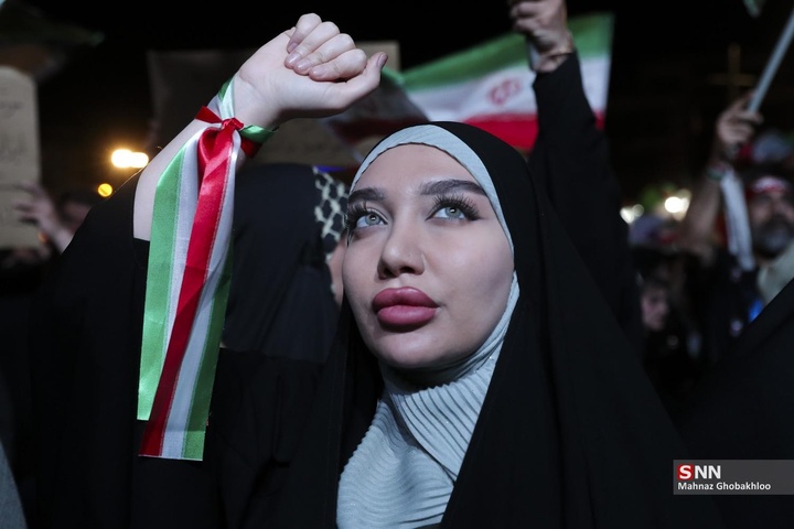 اجتماع شبانه مردم در حمایت از مدافعان وطن / میدان انقلاب اسلامی