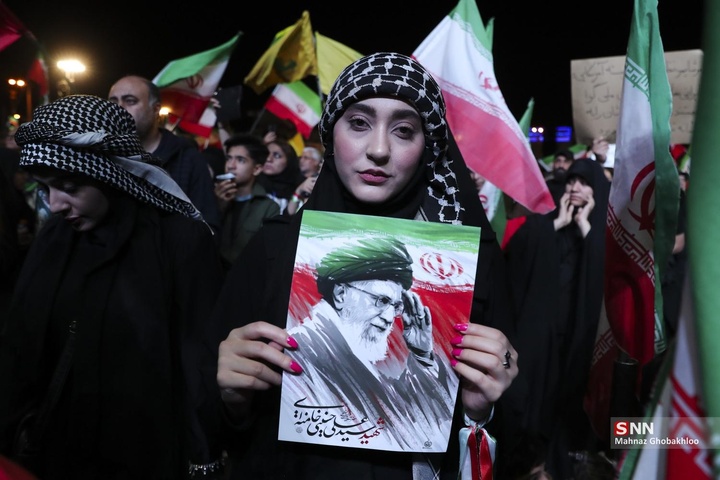 اجتماع شبانه مردم در حمایت از مدافعان وطن / میدان انقلاب اسلامی