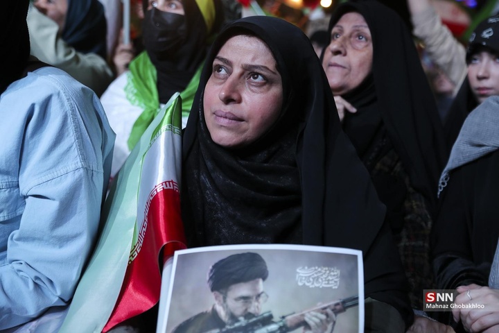 اجتماع شبانه مردم در حمایت از مدافعان وطن / میدان انقلاب اسلامی