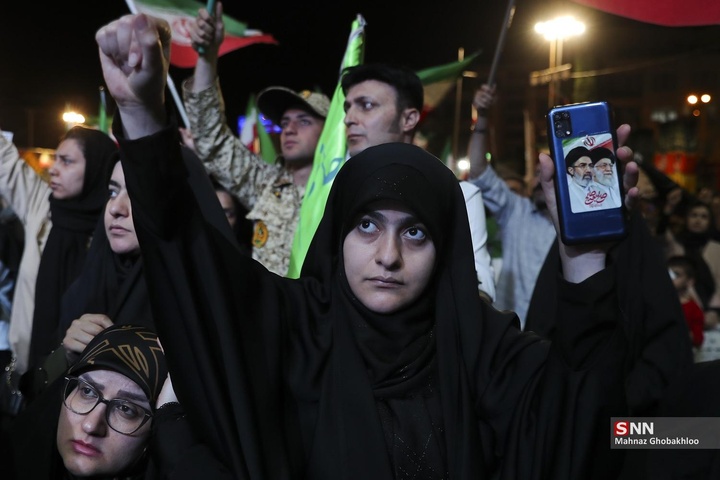 اجتماع شبانه مردم در حمایت از مدافعان وطن / میدان انقلاب اسلامی