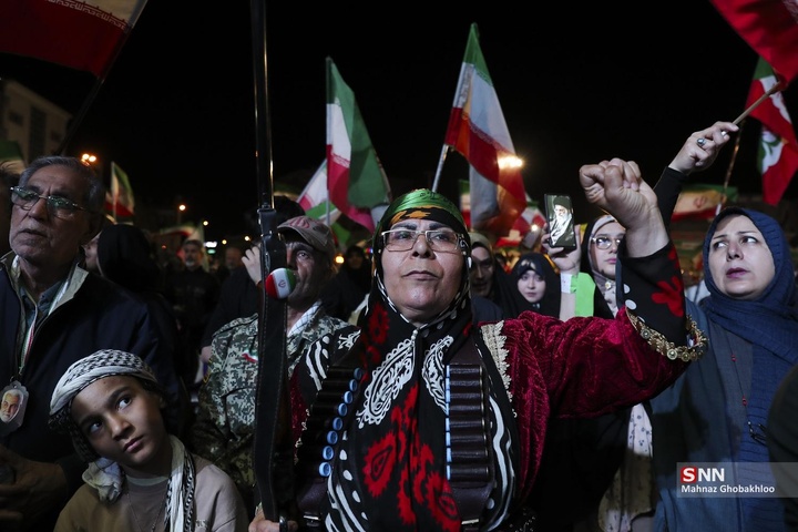 اجتماع شبانه مردم در حمایت از مدافعان وطن / میدان انقلاب اسلامی