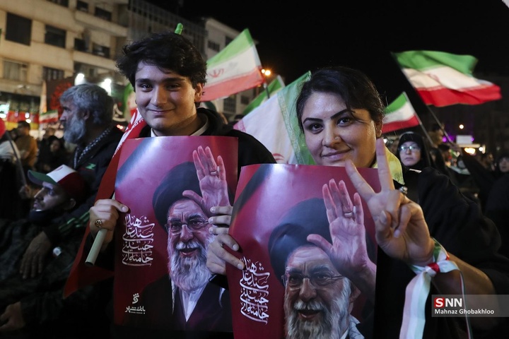 اجتماع شبانه مردم در حمایت از مدافعان وطن / میدان انقلاب اسلامی