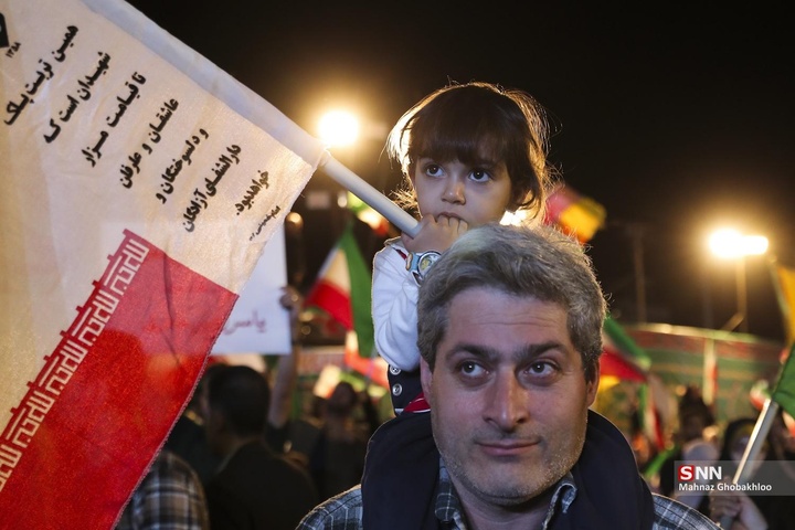 اجتماع شبانه مردم در حمایت از مدافعان وطن / میدان انقلاب اسلامی