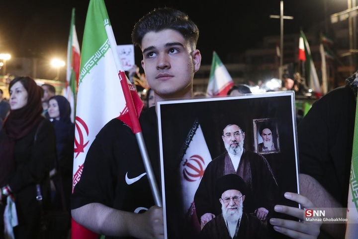 اجتماع شبانه مردم در حمایت از مدافعان وطن / میدان انقلاب اسلامی