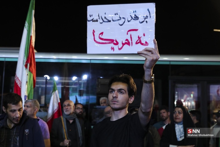 اجتماع شبانه مردم در حمایت از مدافعان وطن / میدان انقلاب اسلامی