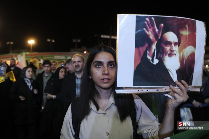 اجتماع شبانه مردم در حمایت از مدافعان وطن / میدان انقلاب اسلامی